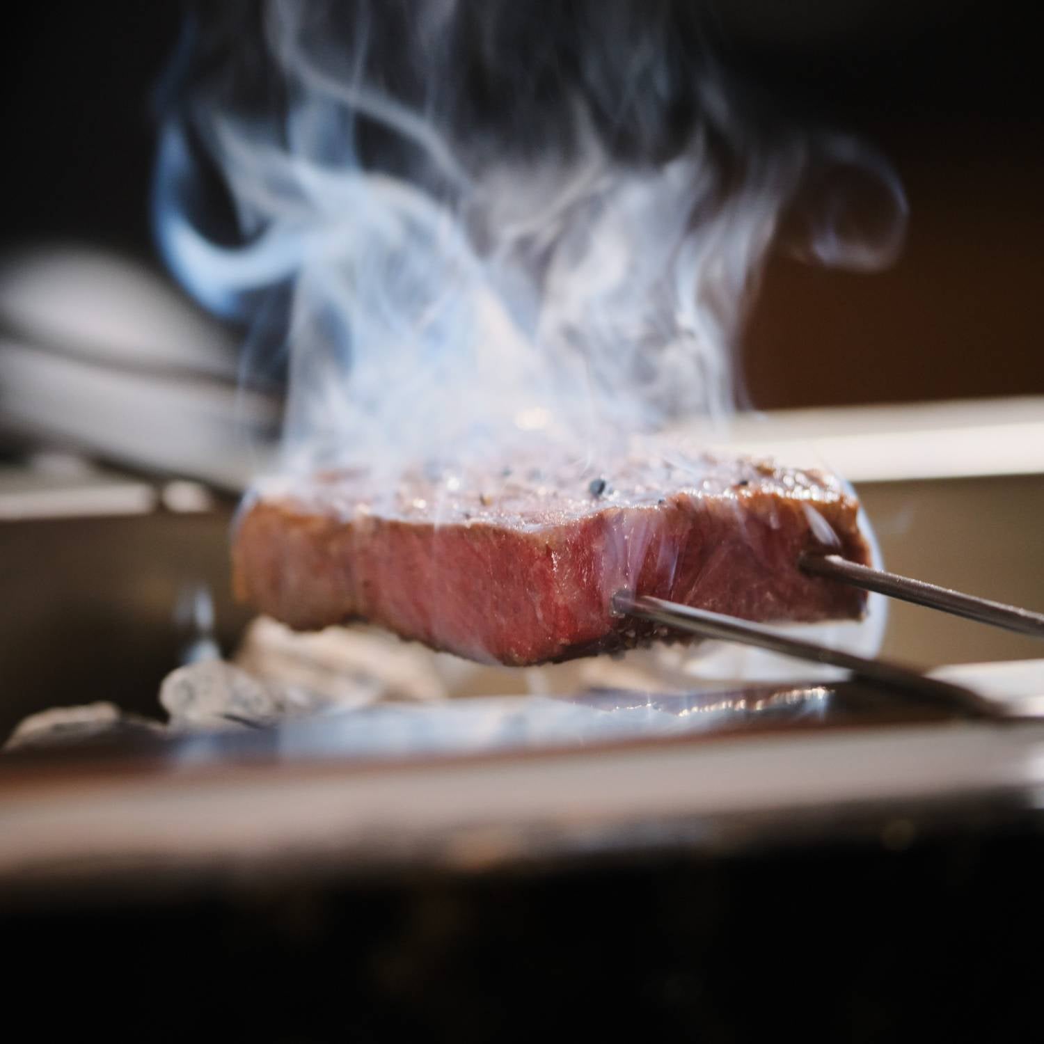 Miyazaki Wagyu Short Rib auf dem Yakiniku Grill scharf angebraten