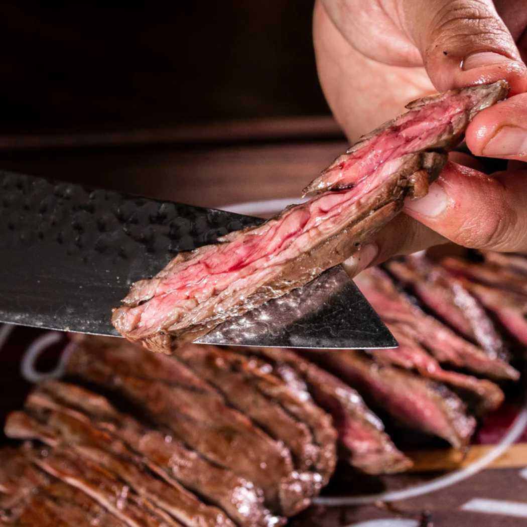 Outside Skirt Steak gegrillt medium rare, quer zur Faser aufgeschnitten