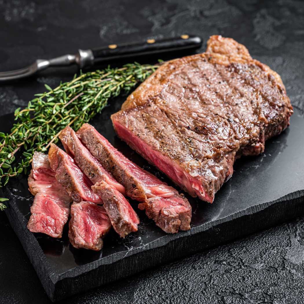 US Prime Striploin Steak vom Greater Omaha Black Angus aufgeschnitten