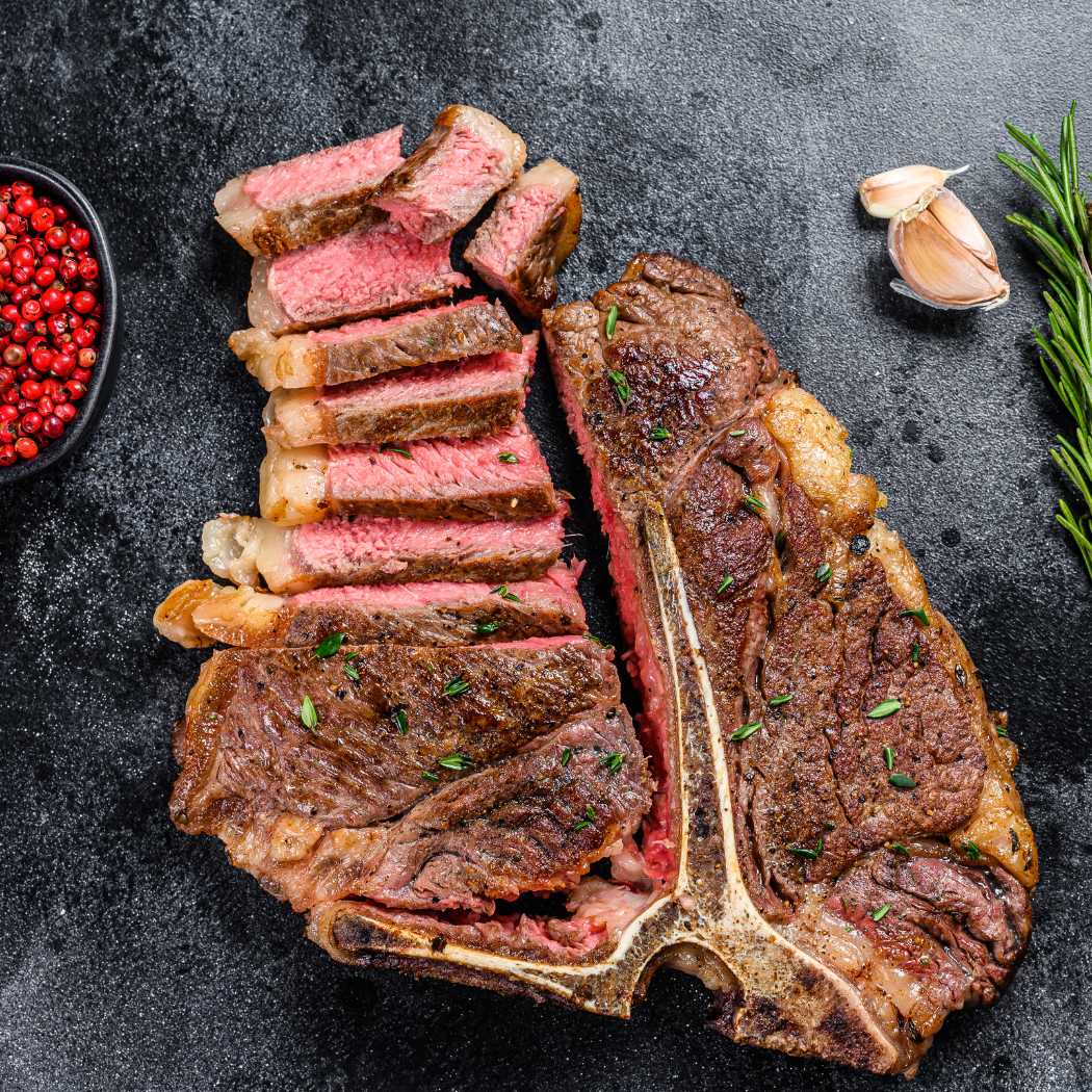 Perfekt gegrilltes GOP US Prime Porterhouse Steak, medium angeschnitten.
