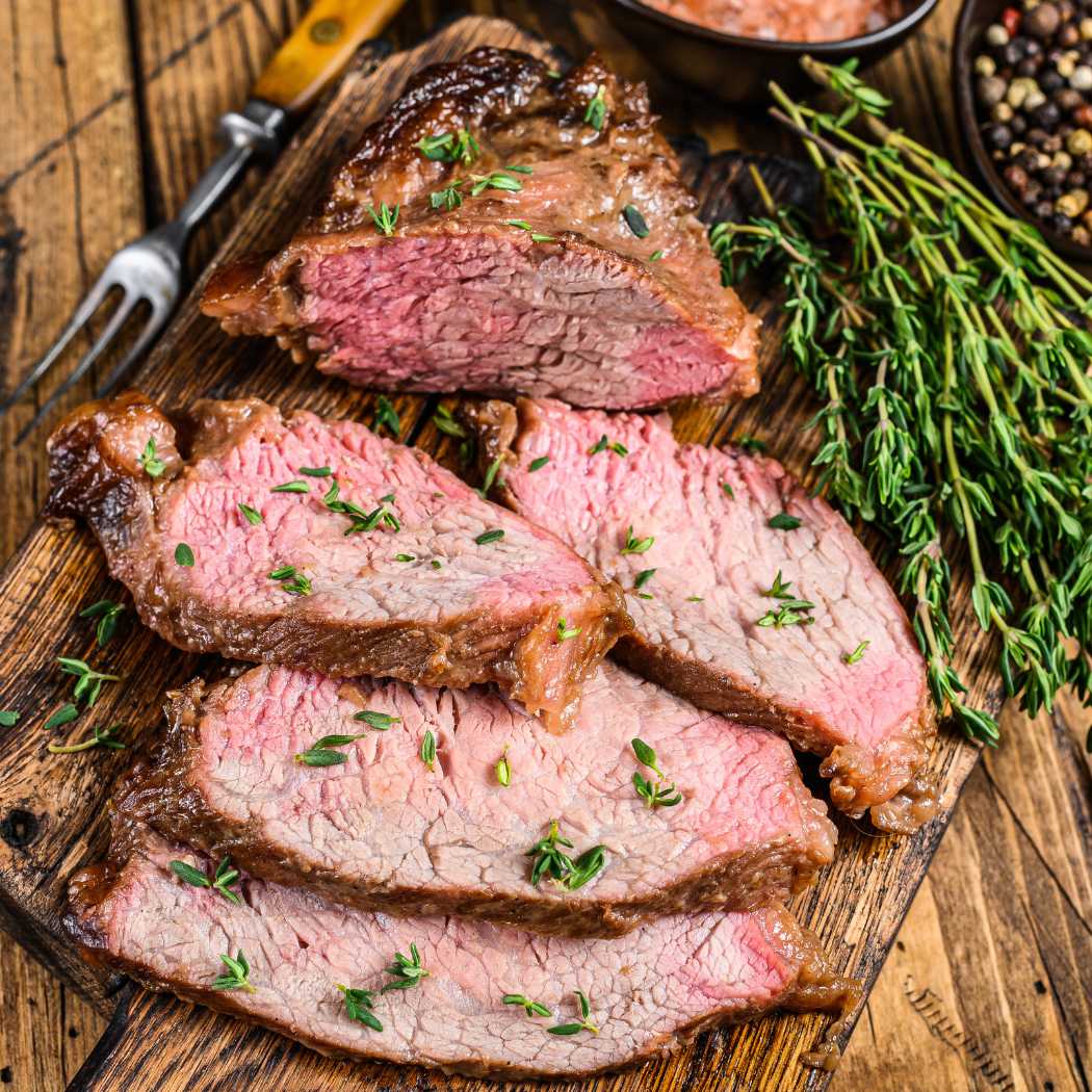 Gegrilltes Tri-Tip Steak, in Tranchen aufgeschnitten, saftig rosa.