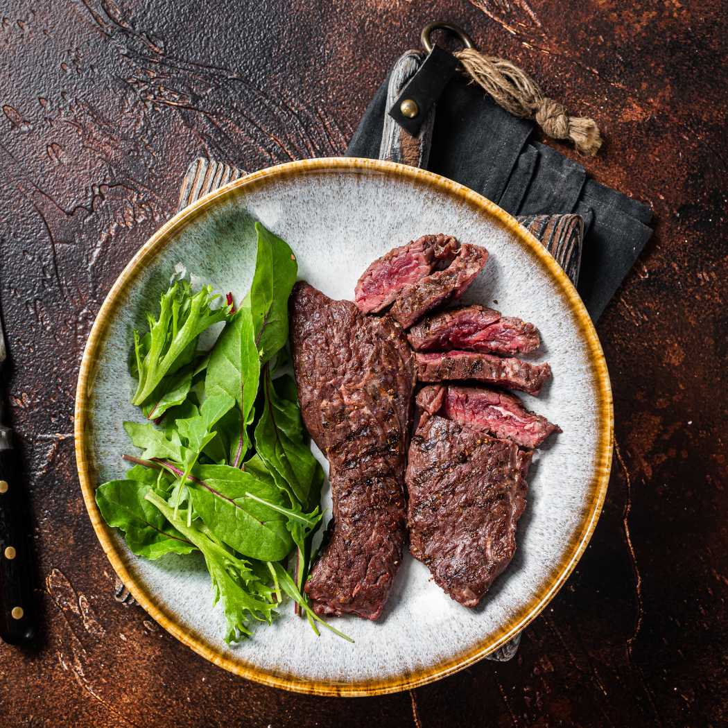 Bavette Flap Steak gegrillt medium rare, quer zur Faser aufgeschnitten