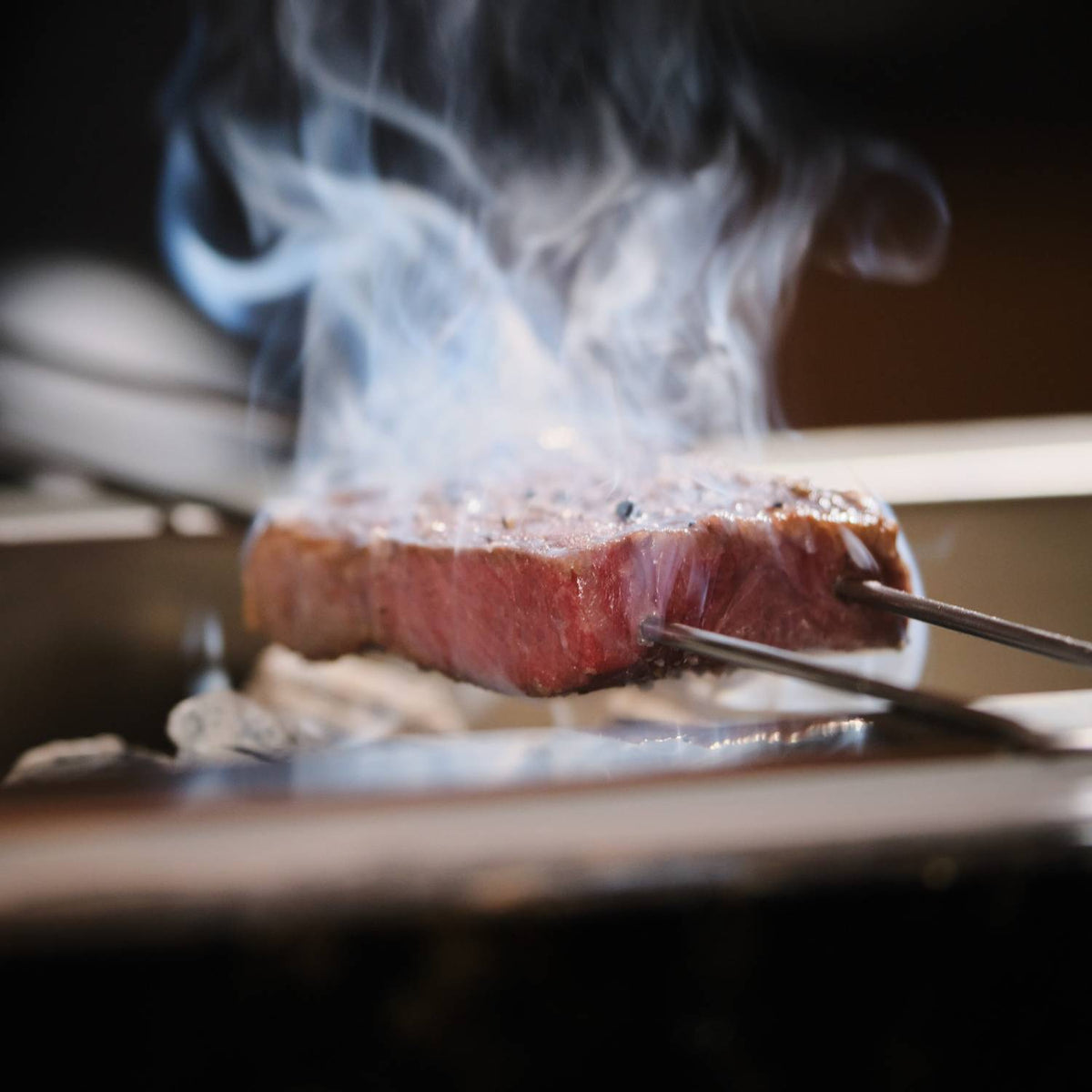 Miyazaki Wagyu Short Rib auf dem Yakiniku Grill scharf angebraten