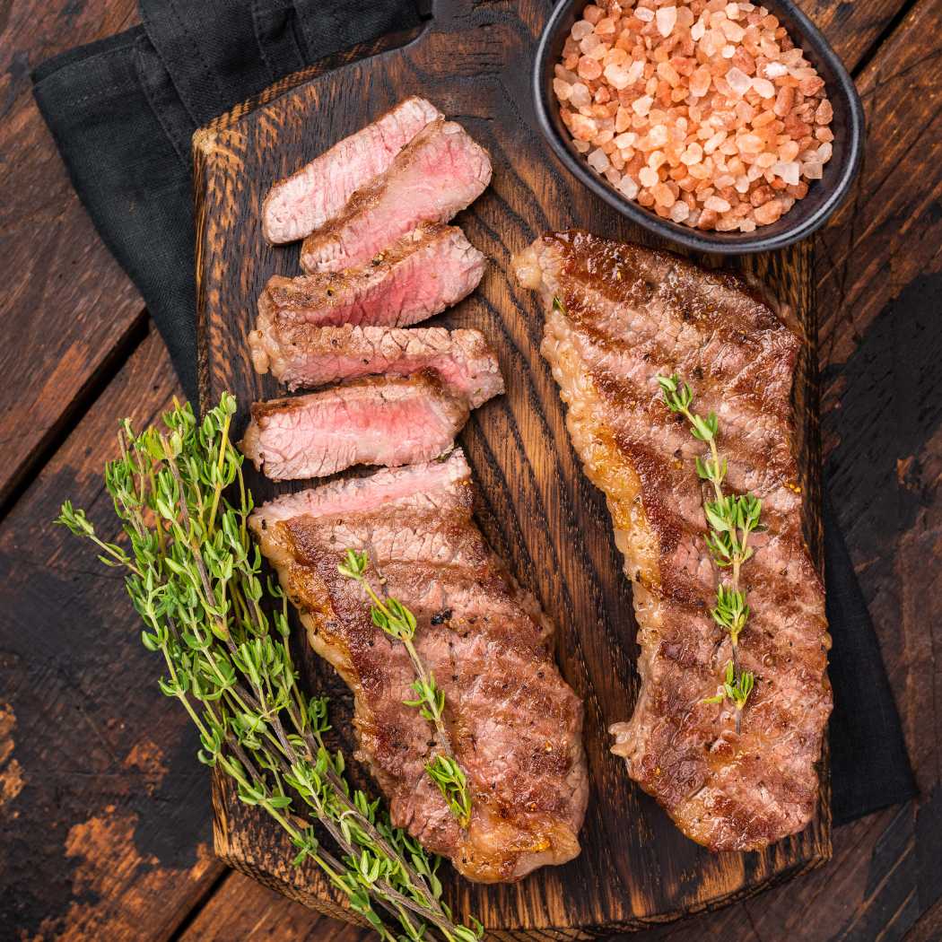 Gegrilltes Tri-Tip Steak direkt vom Rost mit Röststromen-Branding.
