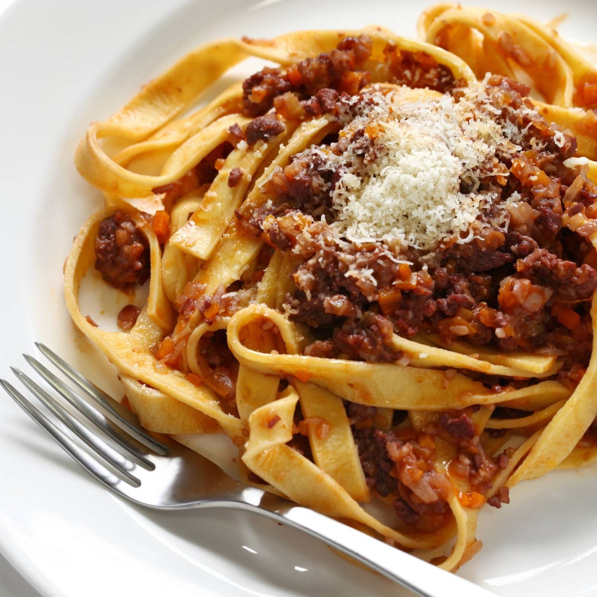 Wagyu Nero Bolognese von 3Foodies mit Pappardelle auf Teller angerichtet