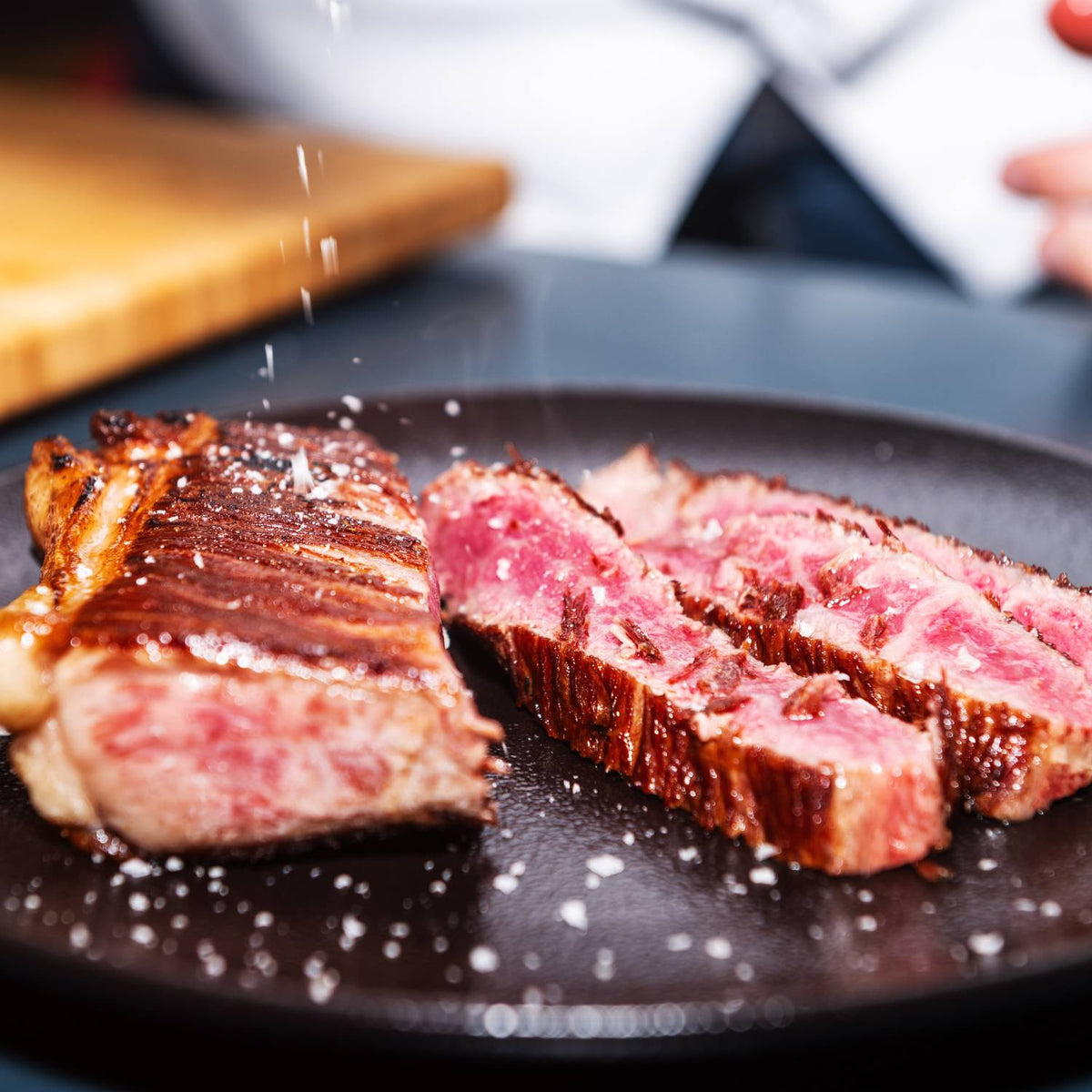 Japanisches A5 Roastbeef in dünnen Scheiben mit Salzflocken serviert