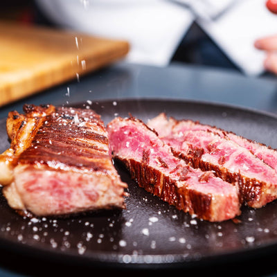 Japanisches A5 Roastbeef in dünnen Scheiben mit Salzflocken serviert