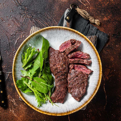 Bavette Flap Steak gegrillt medium rare, quer zur Faser aufgeschnitten