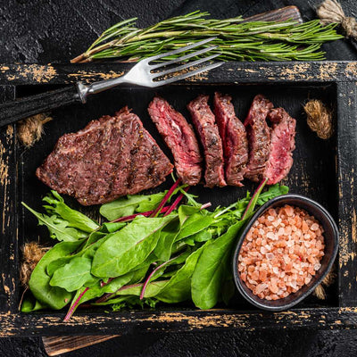 Bavette Cut aus dem Bauchlappen scharf in der Gusseisenpfanne angebraten