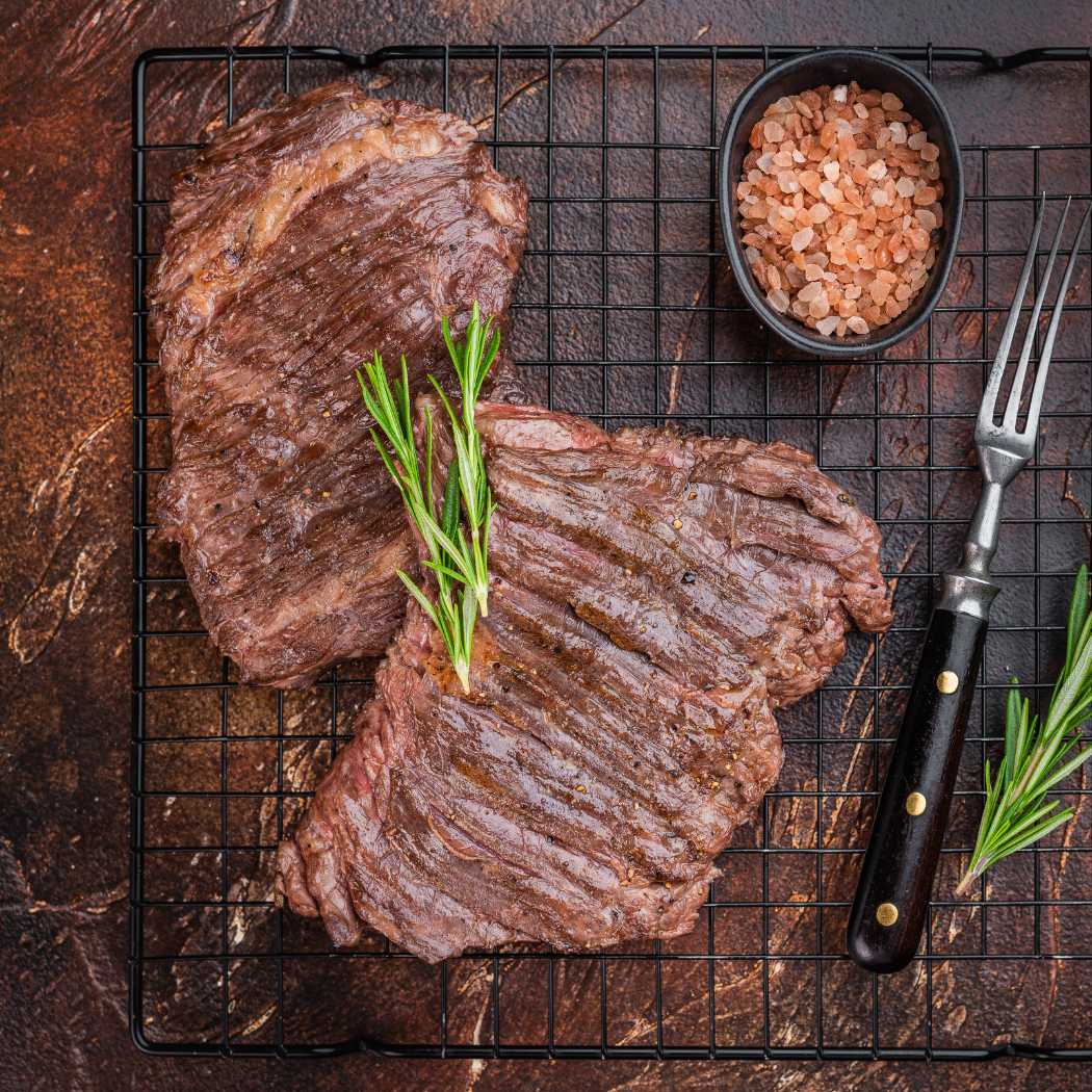 Bavette Cut aus dem Bauchlappen scharf in der Gusseisenpfanne angebraten