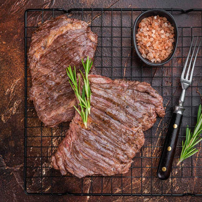 Bavette Cut aus dem Bauchlappen scharf in der Gusseisenpfanne angebraten